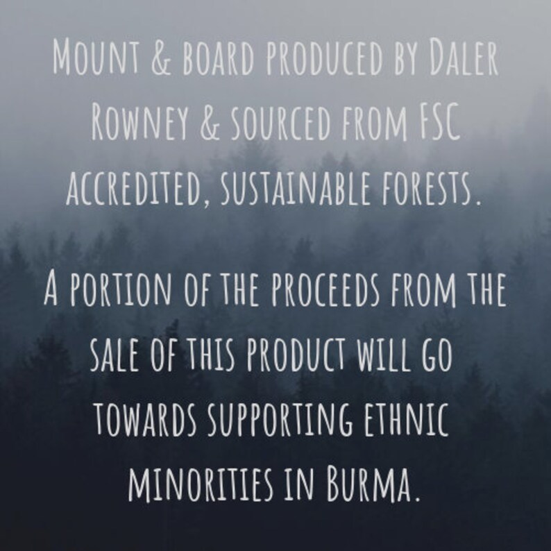 K&ouml;nnte beinhalten: Text auf einem nebligen Waldboden: "Mount & Board produziert von Daler Rowney & aus FSC-zertifizierten, nachhaltigen W&auml;ldern bezogen. Ein Teil des Erl&ouml;ses aus dem Verkauf dieses Produkts wird zur Unterst&uuml;tzung ethnischer Minderheiten in Burma verwendet."
