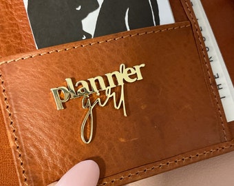 PLANIFICATEUR DE CHARME MAGNÉTIQUE | Épingle en émail or et argent | Métal | Broche | Planificateur Girl Boss Lady | Décoration de poche avec clip de planificateur | Carnet de notes