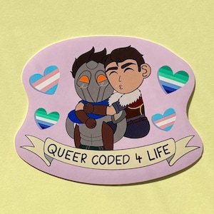 Peut inclure: Un autocollant rose avec deux personnages de dessins animés qui s'embrassent, entourés de cœurs aux couleurs des drapeaux LGBTQ+. Une bannière en bas indique "QUEER CODED 4 LIFE."