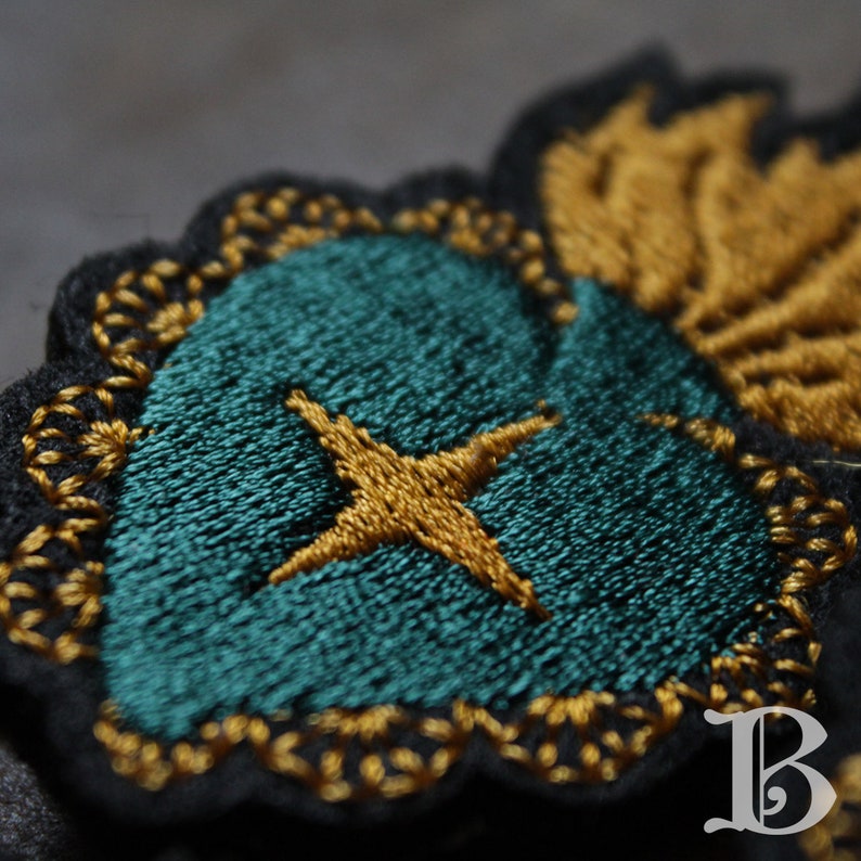 Broche brodée Cœur Ardent étoilé vert fond noir