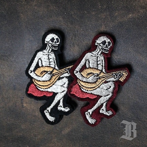 Broche brodée du "Squelette à la mandoline"