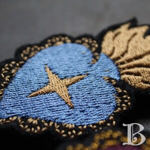 Broche brodée Cœur Ardent étoilé bleue fond noir