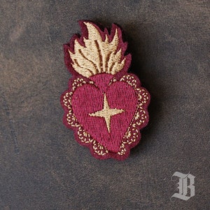 Broche brodée Cœur Ardent étoilé full rouge