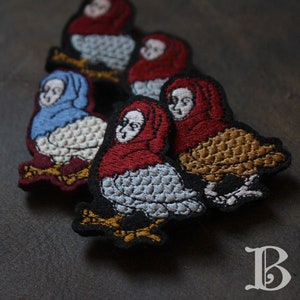 Broche brodée de la nonne poule