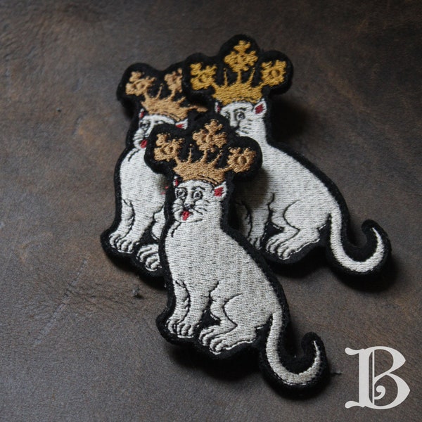 Broche brodée du chat couronné