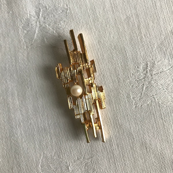 Vintage Gold Tone Brutalist Brooch with Pearl