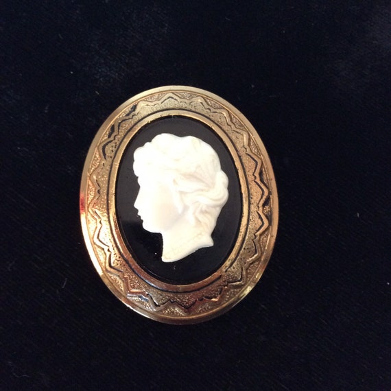 Coro cameo brooch - image 1