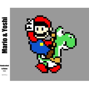 Könnte beinhalten: Pixel-Art-Illustration von Mario, der auf Yoshi reitet. Mario trägt seinen charakteristischen roten Hut, blaue Latzhosen und weiße Handschuhe. Yoshi ist grün mit weißem Bauch und einer langen Zunge. Der Hintergrund ist grau.