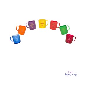 Op de afbeelding: Een verzameling kleurrijke mokken gerangschikt in een boog. Elke mok heeft een andere kleur, waaronder blauw, oranje, paars, geel, rood, groen en roze. Elke mok heeft een handvat en de tekst "I am..." gevolgd door een positieve bevestiging.