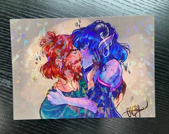 Puede incluir: Una ilustración digital de dos personas besándose. La persona de la izquierda tiene el pelo rojo y lleva una camisa azul. La persona de la derecha tiene el pelo azul y lleva un vestido morado y negro. El fondo es gris claro con un efecto holográfico.