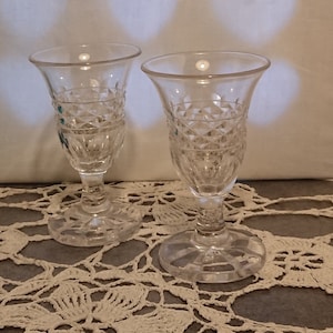 Crystal Liqueur Glasses France 40&#39;S / Tableware / Living room decoration / Retro colored glasses / 2 chiseled crystal liqueur glasses