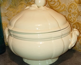 Sarreguemines barbotine earthenware soup tureen France 19th century / French manufacture / Tableware / Ivory earthenware soup tureen with handles and lid
