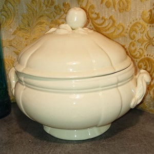 Sarreguemines barbotine earthenware soup tureen France 19th century / French manufacture / Tableware / Ivory earthenware soup tureen with handles and lid