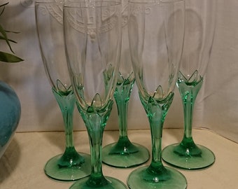 ESPECIAL MARTA / Flutes Champagne vert France 90'S vintage  / Art de la Table  / 7 Flutes à Champagne en Cristal pied vert