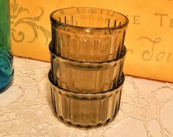 ARCOPAL Grijs Glazen Dessertschaal Frankrijk 1970 / vintage decoratie / serviesgoed / retro chic serviesgoed / 6 Grijze Dessertschaaltjes