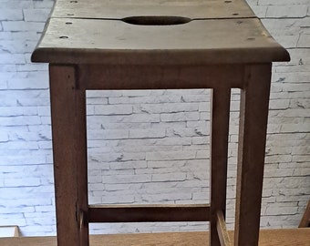 Tabouret bois marron teint 1940 / meuble appoint décoration cuisine atelier véranda / tabouret en bois massif carré trou sur assise
