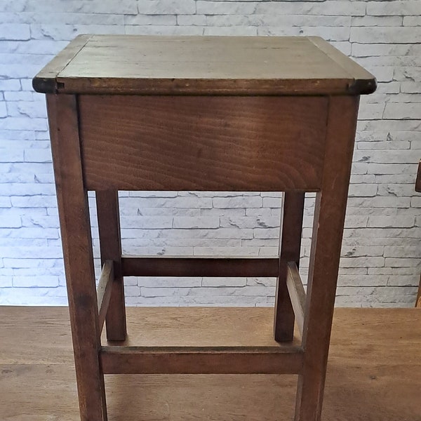 Tabouret bois marron teint 1940 / meuble d'appoint décoration cuisine atelier véranda / tabouret en bois massif carré avec casier