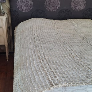 Knitted crochet blanket France Bedspread 1940 / Handmade artisan bedroom decoration Shabby handmade vintage / Diamond effect bed blanket