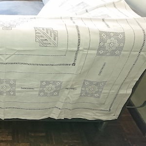 Large white linen tablecloth France Provence 1940 / table art / living decoration / trendy / in white linen with day patterns