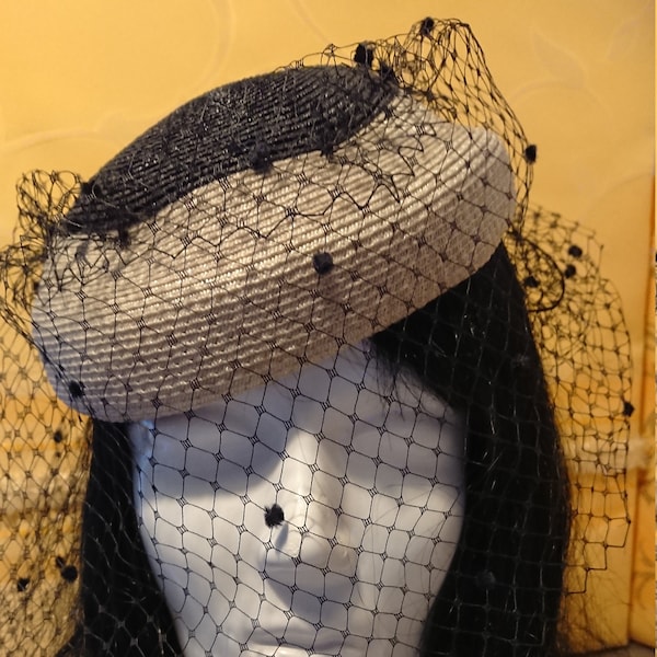 Chapeau Bibi Noir Blanc Femme France 1950 / Accessoire de Mode / Women Hat/ chapeau  en sisal Bicolore Noir et Blanc à voilette plumetis