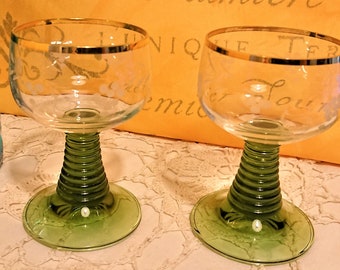 Verres Alsace France Vert 50'S / made in France / Art populaire / décoration cuisine Vintage / lot de 2 verres à pieds en verre vert ciselé
