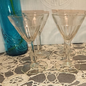 Bistro Bar Wine Glasses France 1900 / Tableware made in France Vintage Wine Bar / SET of 6 heavy glass wine glasses