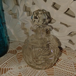Parfümflasche aus den 20er Jahren von Cristal France / Shabby Vintage Badezimmer- oder Schlafzimmerdekoration / Transparente Flasche aus gemeißeltem Kristall