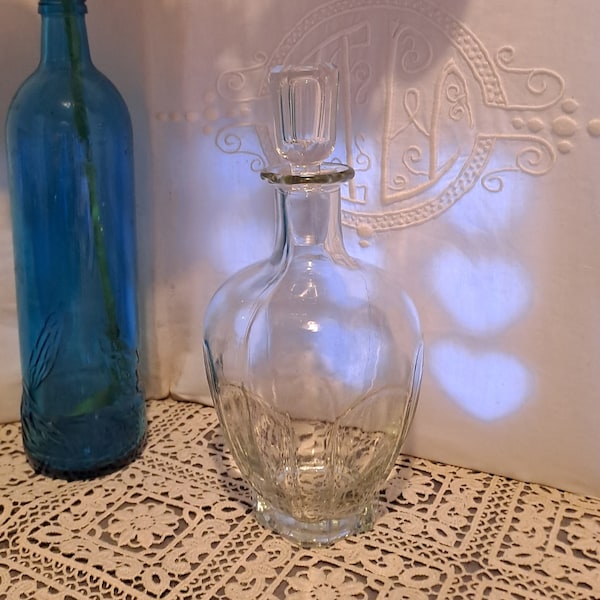 Carafe Art Nouveau Verre France 19410 / Art de la table décoration living trendly / carafe haute à vin liqueur à pétales sur sa base.