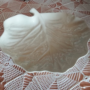 French Earthenware Empty Pocket 80&#39;S / Retro decoration / Office or entrance hall / Collector / Leaf-shaped empty pocket in relief, gray color