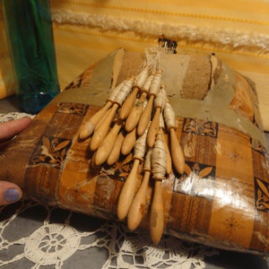 Carreau Dentelle Artisanal XIX France Provençal  / Collectionneur / Loisirs créatifs / Carreau à dentelle avec son carton et ces fuseaux