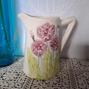 Brocca Barbotine Faience Francia 1930 / Decorazione da tavola vintage Shabby / Grande brocca per l&#39;acqua barbotina con decorazione floreale