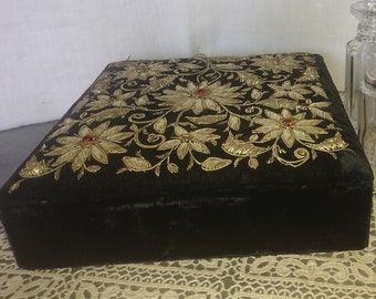 Victorian Jewelry Box 1900 France / jewelry secrets / decoration / vintage crafted box padded with silk velvet fabric