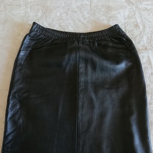 Czarna skórzana spódnica 1990 Haute couture Moda francuska Luksusowa couture T36 Skórzana spódnica z elastyczną marszczoną talią, kolor czarny, skóra jagnięca