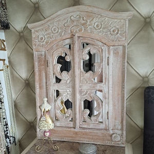 Carved mandala mirror in white wood, 1990 / wood wall decoration object / Carved trompe l&#39;oeil mirror with opening shutters in mandala style