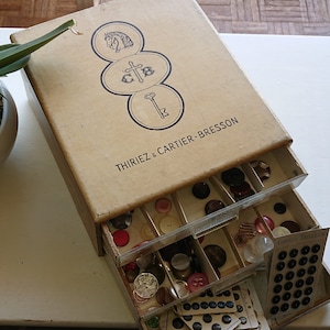 Caja de almacenamiento de costura THIRIEZ CARTIER BRESSON, años 50, Francia / Mercería / Pasatiempos creativos / Francia / Caja de almacenamiento de costura vendida vacía con 3 cajones