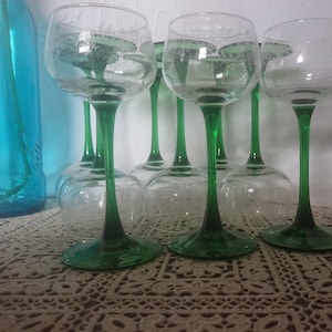 Grüne Gläser aus dem Elsass, Frankreich, 70er Jahre / hergestellt in Frankreich, Vintage Folk Art / 4er Set gebogene Stielgläser aus gemeißeltem ballongrünem Glas