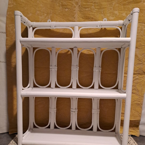 Etagère Bois Blanc Bambou Osier Déco chambre ou salon 1970 de style Shabby avec 3 rayonnages  repeinte en coloris Blanc