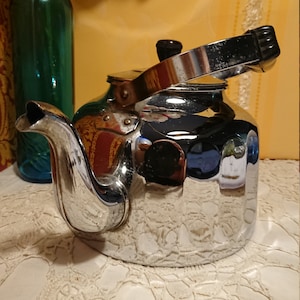 Le Trefle France ALUMINIUM 50&#39;S Kettle / Tableware / Retro Kitchen Decor / Vintage Chrome Copper Kettle with Shabby Interior