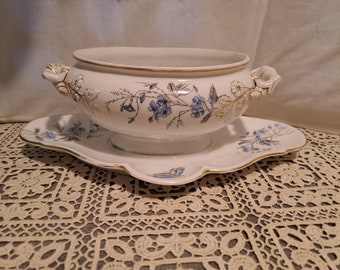 Salsera de loza y porcelana, Compañía Franco-Inglesa, Francia, 1920 / Decoración de vajilla vintage / Fondo blanco con decoración azul grisácea y mariposa