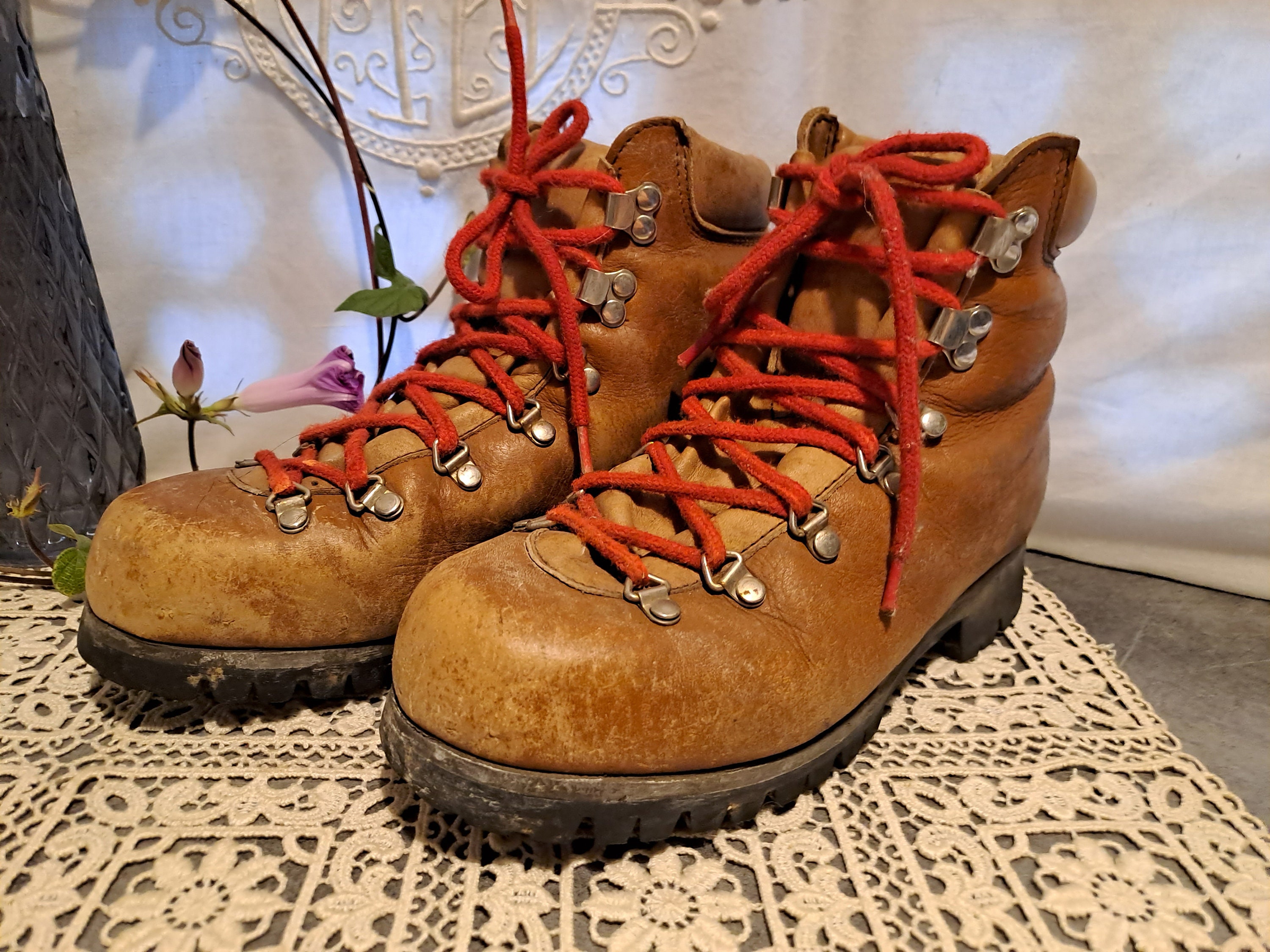 Paire chaussures T37 VIBRAM montagne glacier 1960 Loisirs randonnes 1 paire de chaussures de haute montagne marron de qualite Taille 37 Etsy France
