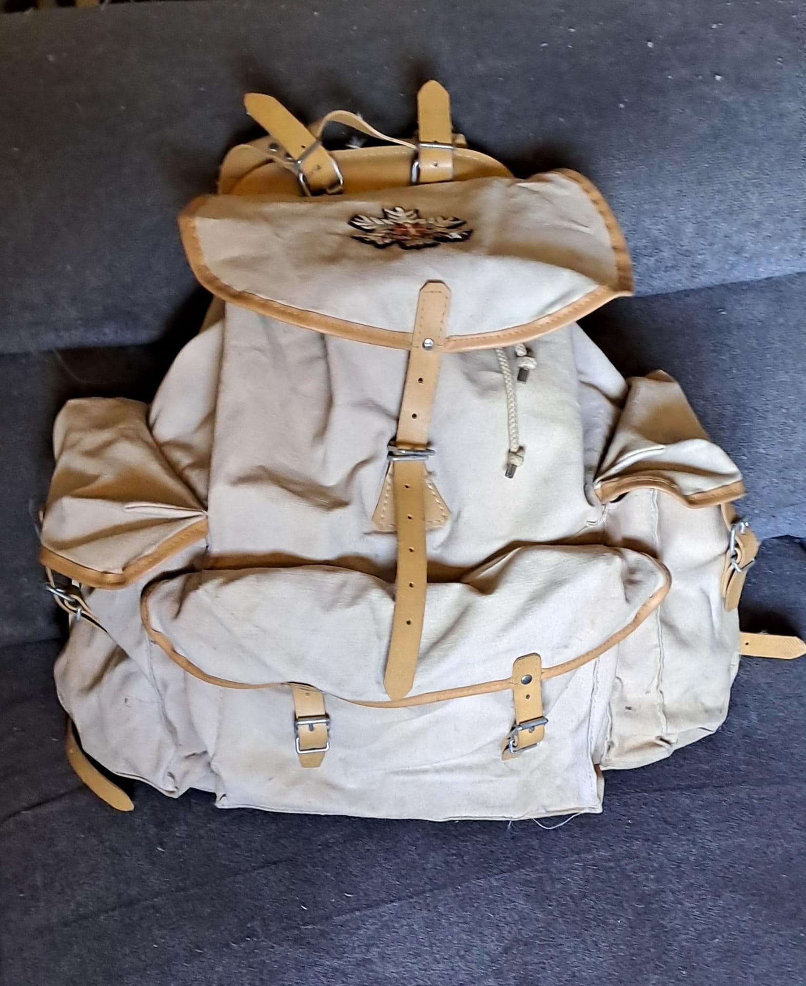 希少 ヴィンテージ Lafuma ラフマ フランス軍 リュック カーキ 1970年代フランス製、ヴィンテージのLAFUMAバックパック。大型のメタル