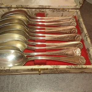 Coffret Cuillères Argent vintage France 50'S Art de la table décoration vintage en métal argenté avec leur boite. Article de seconde main