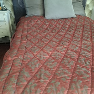 Dessus Lit courte pointe satin coton marron jacquard Ameublement France 1920 matelassé décoration Lit  2 personnes. Article de seconde main