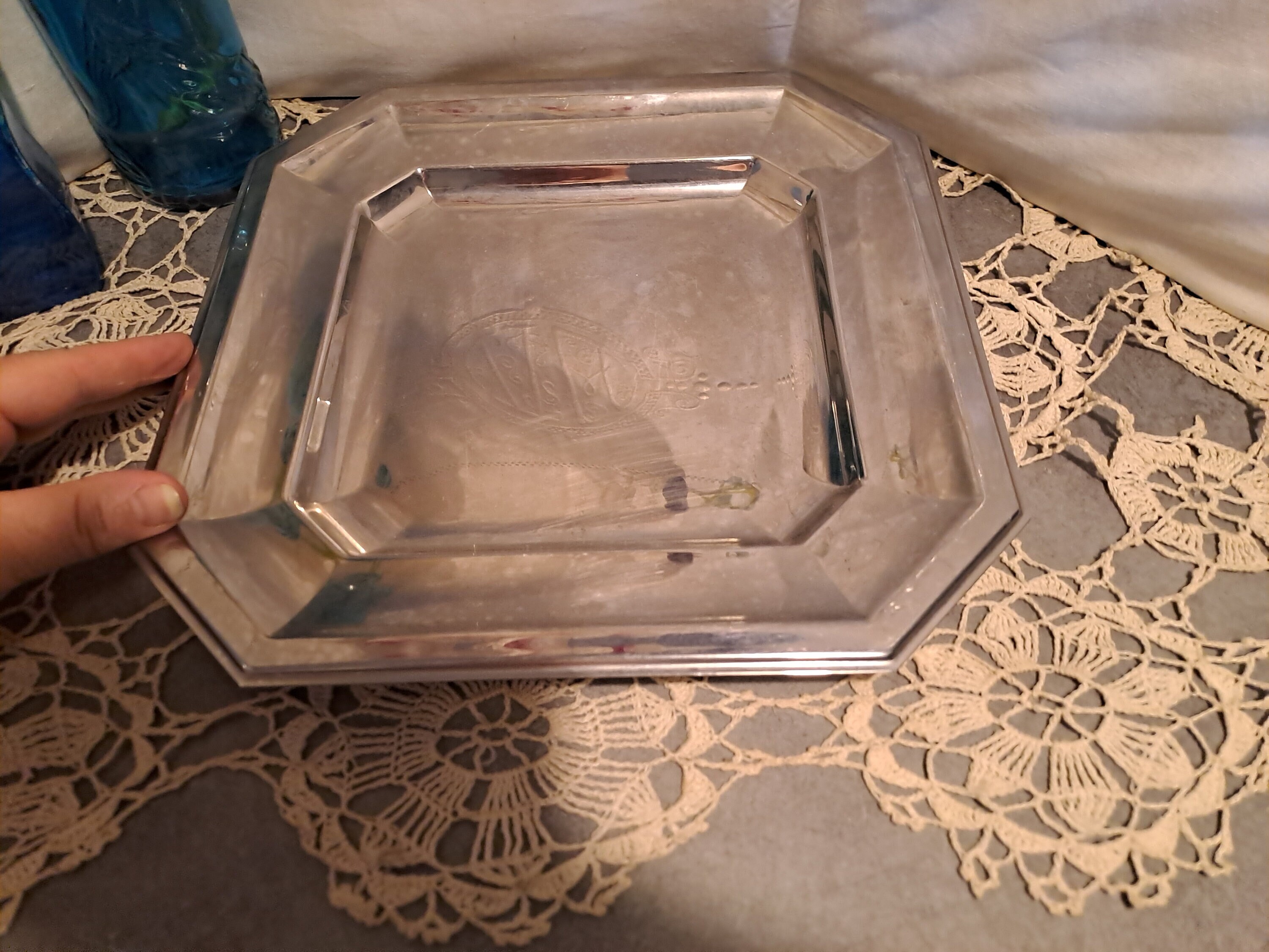 Petit plat carre en metal argente - Antiquités