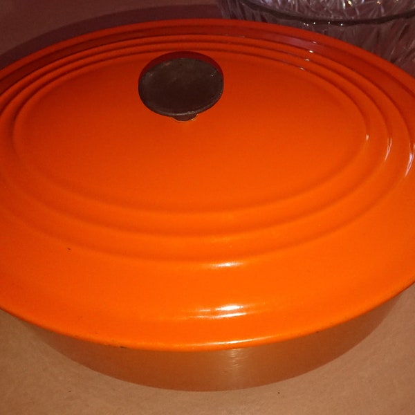 Cocotte Fonte Lecreuset Promotion France / décoration cuisine / Art de la table / MADE IN FRANCE / cocotte émaillée orange et couvercle 70'S