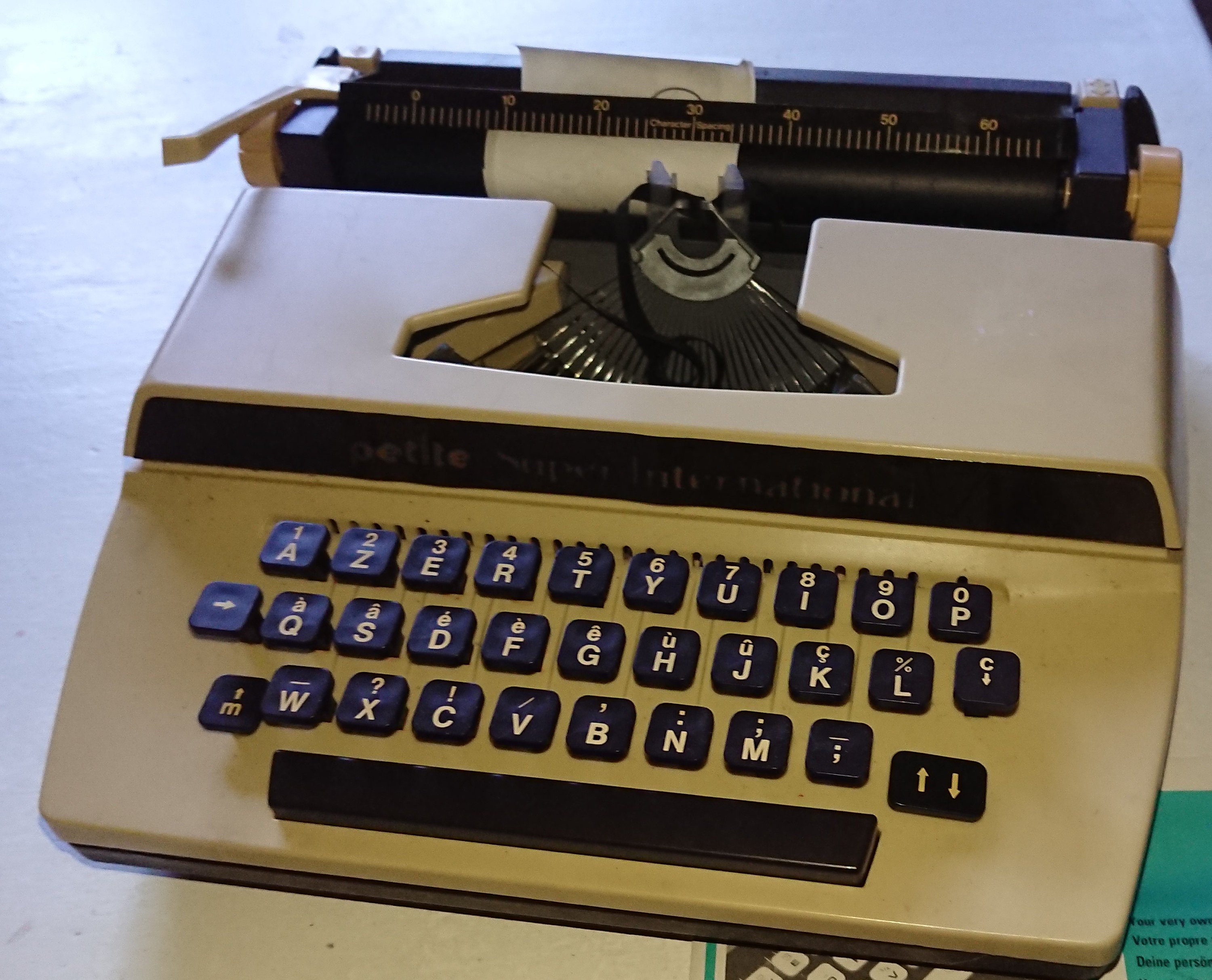 Machine à écrire PETITE super international Made in England -  France