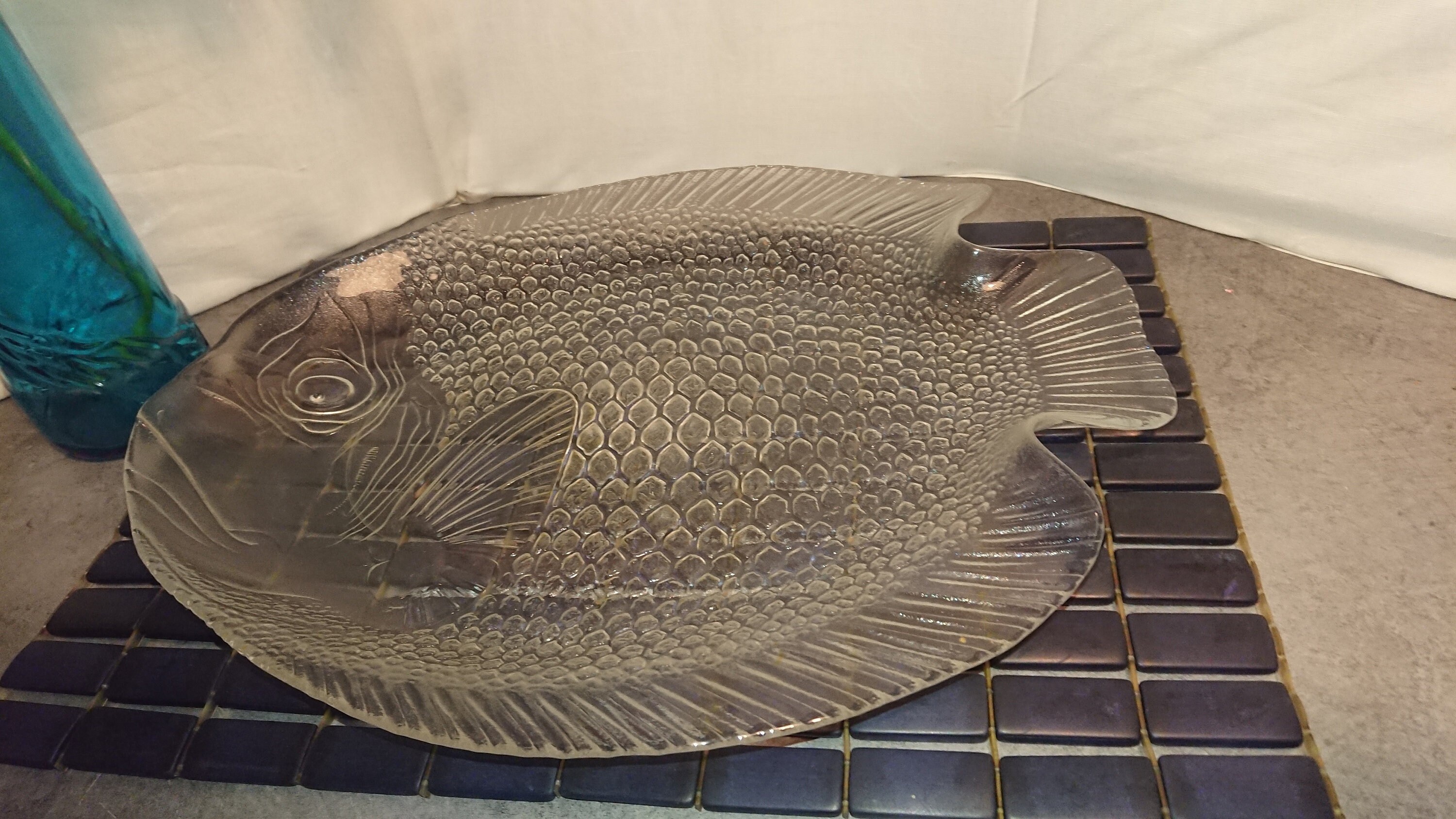 魚の彫刻が施されたガラスの皿 il_fullxfull.4274400669_2okm.jpg