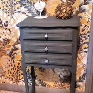 1950 bedside table in painted wood, trench gray color, renovated, 3 drawers / Vintage retro bedroom decoration / Painted wood bedside table