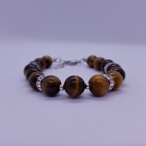 Women&#39;s bracelet in Tiger&#39;s Eye and Swarovsky (10 mm). Hard Stone Bracelet, handmade.