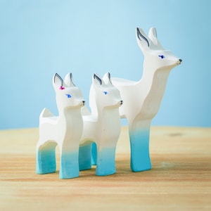 Montessori-inspiriertes Holztier Reh Weiß-Blau - Handgefertigtes Waldorf Waldspielzeug